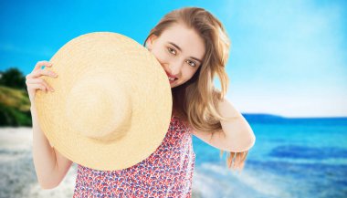 Güzel bir kadın sahilde saklanıyor.