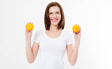 İzole edilmiş beyaz arka planda gülümseyen bir kadın.