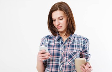 Güzel bir esmer portre ve cep telefonu beyaz arka planda izole edilmiş.