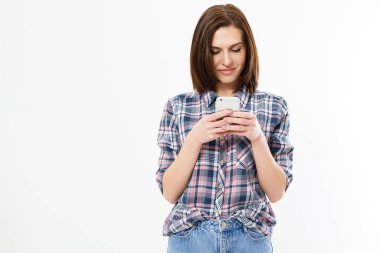 Beyaz arka planda akıllı telefon kullanan hoş bir bayan. Telefon fotokopisinde hoş mesajlar okuyan bir kız.