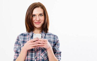 Instagram 'dan istiyorum. Çekici, neşeli esmer bayanın beyaz arka plan üzerinde hücresel tutarak çekilmiş bir fotoğrafını çek. Boşluğu kopyala.