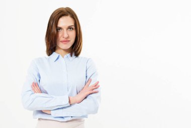 Genç, dost canlısı, başarılı esmer kadın kollarını kavuşturup beyaz arka planda poz veriyor. Güzel yüzlü bir iş kadını..