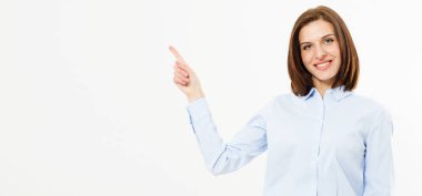 Mutlu arkadaş canlısı kadın beyaz arka planda elini gösteriyor..