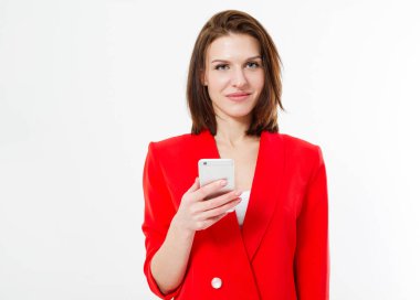 Kırmızı elbiseli seksi, modern esmer kadın cep telefonunu beyaz arka planda izole etmiş.