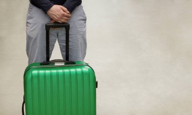 Yabancı bir vatandaşın sınır dışı edilmesi. Gönüllü ayrılma ve zorunlu gönderme. Göçmenlik ve Göçmenlik Bürosu. Sınır dışı edilen turistler. Seçici odaklanma. Üst Manzara. Model yap. Boşluğu kopyala.