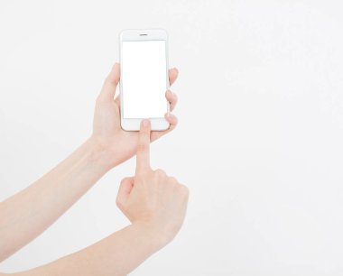 El ele tutuşan beyaz cep telefonu içerideki beyaz kırpma yolunda izole edilmiş. İnternetten alışveriş. Üst Manzara. Model yap. Uzayı kopyala Şablon. Boşluk..