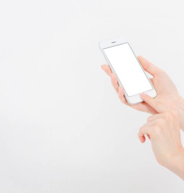 El ele tutuşan beyaz cep telefonu içerideki beyaz kırpma yolunda izole edilmiş. İnternetten alışveriş. Üst Manzara. Model yap. Uzayı kopyala Şablon. Boşluk..