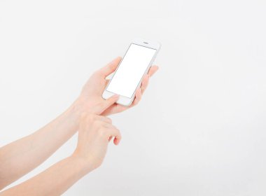El ele tutuşan beyaz cep telefonu içerideki beyaz kırpma yolunda izole edilmiş. İnternetten alışveriş. Üst Manzara. Model yap. Uzayı kopyala Şablon. Boşluk..