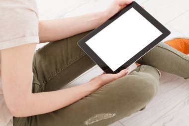 Tabletli kız oturuyor. Üst görünüm. Uzayı kopyala. Şablon..