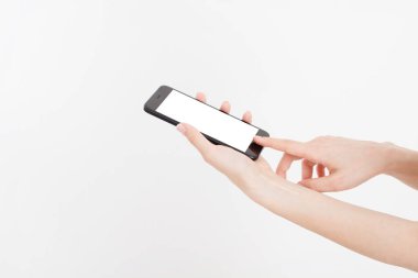 Siyah telefon tutan kız. İçerideki beyaz kırpma yolunda hücresel izole. Üst görünüm. Model. Boşluğu kopyala. Boşluk..