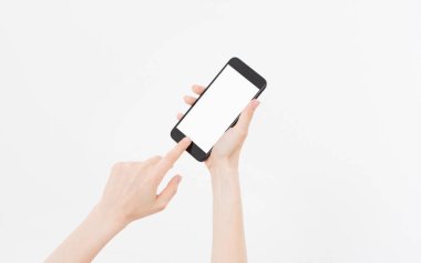 El ele tutuşan siyah telefon. İçerideki beyaz kırpma yolunda hücresel izole. Üst görünüm. Model. Boşluğu kopyala. Boşluk..