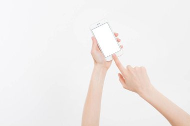 El ele tutuşan beyaz cep telefonu içerideki beyaz kırpma yolunda izole edilmiş. İnternetten alışveriş. Üst Manzara. Model yap. Uzayı kopyala Şablon. Boşluk..