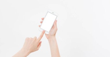 El ele tutuşan beyaz cep telefonu içerideki beyaz kırpma yolunda izole edilmiş. İnternetten alışveriş. Üst Manzara. Model yap. Uzayı kopyala Şablon. Boşluk..