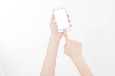 El ele tutuşan beyaz telefon içerideki beyaz kırpma yolunda izole edilmiş. Üst görünüm. Model. Boşluğu kopyala. Boşluk..