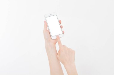 El ele tutuşan beyaz telefon içerideki beyaz kırpma yolunda izole edilmiş. Üst görünüm. Model. Boşluğu kopyala. Boşluk..