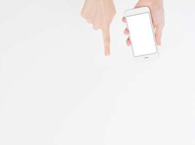 El ele tutuşan beyaz cep telefonu içerideki beyaz kırpma yolunda izole edilmiş. İnternetten alışveriş. Üst Manzara. Model yap. Uzayı kopyala Şablon. Boşluk..