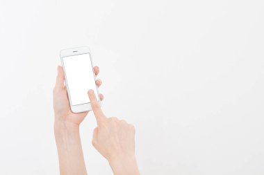 El ele tutuşan beyaz cep telefonu içerideki beyaz kırpma yolunda izole edilmiş. İnternetten alışveriş. Üst Manzara. Model yap. Uzayı kopyala Şablon. Boşluk..