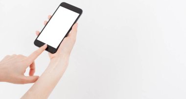 Cep telefonunda yazı yazan bir kadının yakın plan resmi. Beyaz arkaplanda izole edilmiş. Kendi web sitenize ya da mesajınıza koymak için boş ekran.