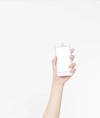 El ele tutuşan beyaz telefon içerideki beyaz kırpma yolunda izole edilmiş. Üst görünüm. Model. Boşluğu kopyala. Boşluk..