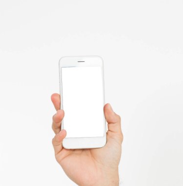 El ele tutuşan beyaz telefon içerideki beyaz kırpma yolunda izole edilmiş. Üst görünüm. Model. Boşluğu kopyala. Boşluk..