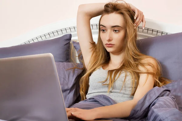 Aantrekkelijk Schattig Vrouw Meisje Zitten Bed Werken Laptop Slaapkamer Huis — Stockfoto