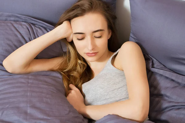 yatak yatak odasında uyuyan genç güzel kadın