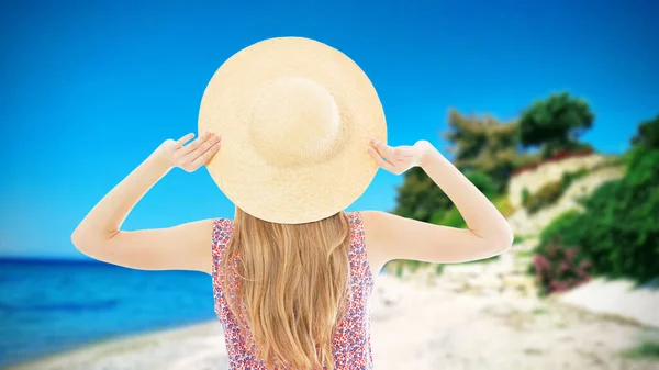 夏の帽子をかぶって海と熱帯のビーチを見る女性 — ストック写真
