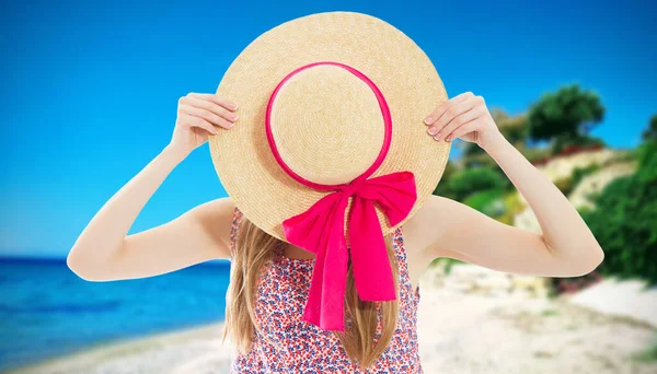 エレガントな若い女性で夏の帽子オンビーチ休暇 — ストック写真