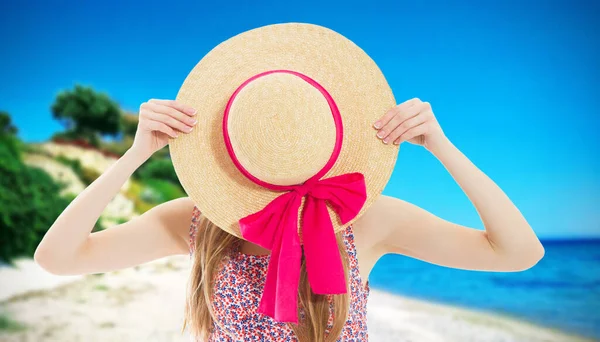 女性の女性とともに夏の帽子ビーチで彼女の夏休みを楽しんでいますビーチ熱帯の背景でモルディブの休暇 — ストック写真