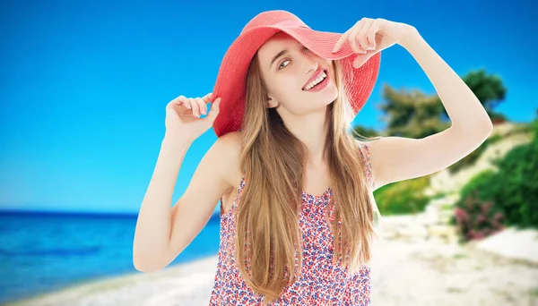 Щаслива Жінка Яка Влітку Насолоджується Пляжем Розслабляючись Тропічною Блакитною Водою — стокове фото