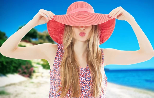 太陽の下でビーチの休暇の楽しみの女性は熱帯のビーチで夏休みに幸せ 美しい多民族アジアの中国の白人モデルを身に着けているビーチピンクの帽子 — ストック写真