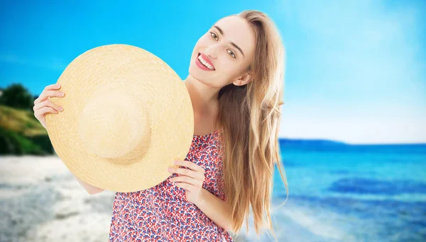 ファッションとライフスタイルのコンセプト ビーチの海の島の背景で夏休みを楽しむ帽子の美しい女性 女の子ホールド夏の帽子 — ストック写真