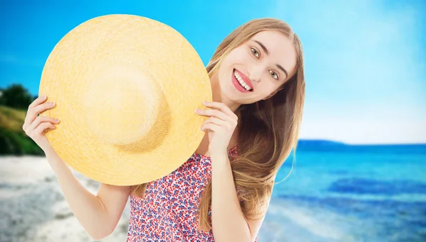 晴れた日の海とビーチで帽子の若いと美しい女性 — ストック写真