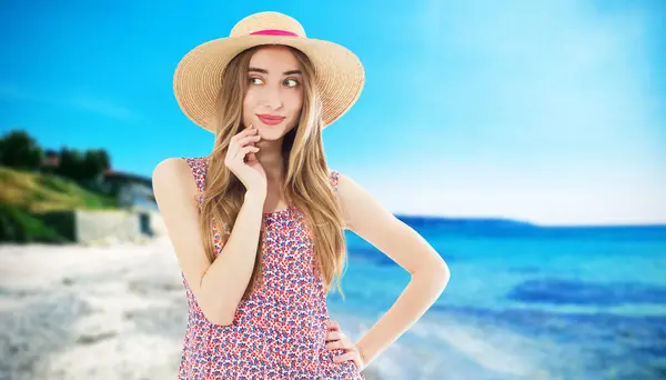 Mulher Feliz Com Chapéu Verão Praia Desfrutando Suas Férias Verão — Fotografia de Stock