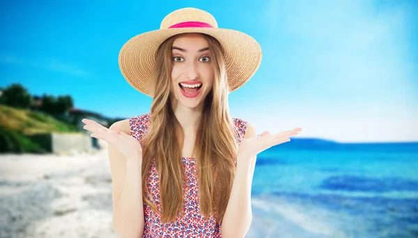 Jovem Mulher Elegante Vestido Colorido Chapéu Palha Praia — Fotografia de Stock