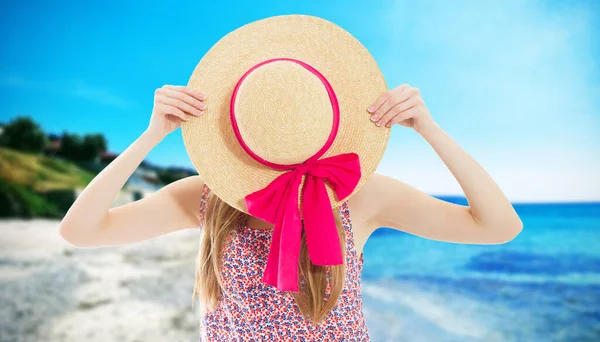 藁帽子とサングラスでかなりスリムな日焼けブロンドのスタイリッシュな女性は 楽園の熱帯のビーチにポーズ 明るい顔をして色のシャツを着て — ストック写真