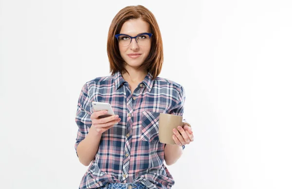 Mujer Bastante Joven Sosteniendo Teléfono Inteligente Utilizando Dispositivo Usando Gafas — Foto de Stock