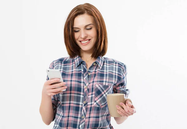 Morena Mujer Feliz Usando Una Camisa Cuadros Usando Teléfono Móvil — Foto de Stock