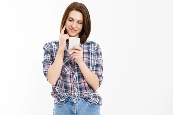 Schöne Lächelnde Junge Frau Hält Ein Smartphone Während Sms Isoliert — Stockfoto