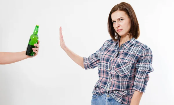 Brunetka Voman Odmówił Picia Alkoholu Izolowane Koncepcja Antyalkoholowa Zdrowy Styl — Zdjęcie stockowe