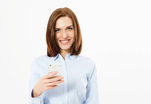 Retrato Una Mujer Morena Sonriente Sosteniendo Teléfono Inteligente Sobre Fondo — Foto de Stock