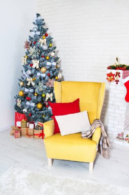Noel ağacı olan ve altında hediyeler olan bir Noel odası. Modern klasik tarz, yeni yıl konsepti.