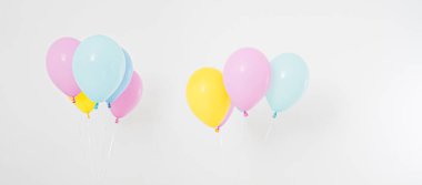 Renkli parti balonları arka plan kolajı, hazır. Kutlama, tatiller, yaz konsepti. Tasarım şablonu. reklam panosu veya panosu boş, üst görünüm, kopyalama alanı.