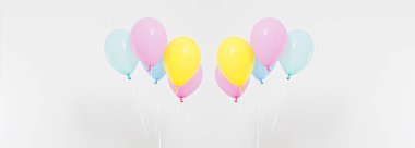 Renkli parti balonları arka plan kolajı, hazır. Kutlama, tatiller, yaz konsepti. Tasarım şablonu. reklam panosu veya panosu boş, üst görünüm, kopyalama alanı.