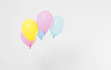 Renkli parti balonları arka planı. Beyazda izole edilmiş. Boşluğu kopyala