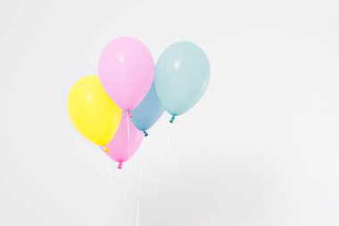 Renkli parti balonları arka planı. Beyazda izole edilmiş. Boşluğu kopyala