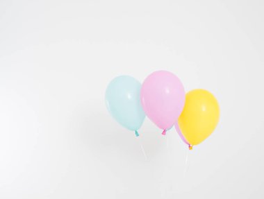 Renkli parti balonları arka planı. Beyazda izole edilmiş. Boşluğu kopyala