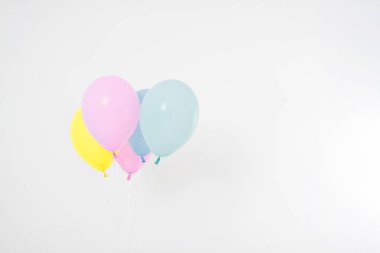 Renkli parti balonları arka planı. Beyazda izole edilmiş. Boşluğu kopyala