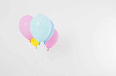 Renkli parti balonları arka planı. Beyazda izole edilmiş. Boşluğu kopyala