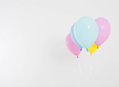 Renkli parti balonları arka planı. Beyazda izole edilmiş. Boşluğu kopyala